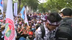 Ribuan Guru Honorer Menuntut Upah Layak dan Status PNS