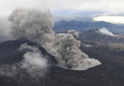 Gunung Berapi Paling Besar & Aktif di Jepang Erupsi