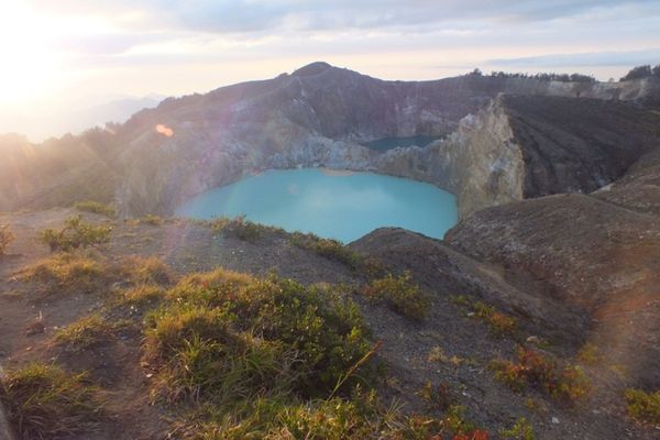 Mulai Hari dengan Sunrise di Danau Kelimutu, Juara!