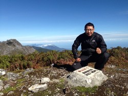 Pak Dosen Inspiratif, Sang Pendaki Seven Summit Indonesia