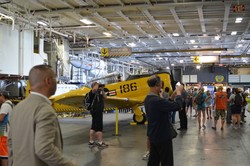 Begini Sensasi Masuk ke Perut Kapal Induk di San Diego