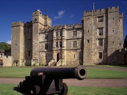 Kastil Kuno di Inggris, Dipenuhi Sapi Langka & Berhantu