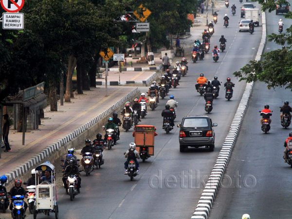 Pemotor Nekat Melawan Arus