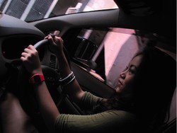 8 Tips Mengendarai Mobil di Malam Hari untuk Wanita