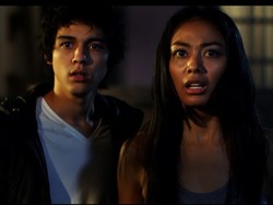 Whulandari Herman Perankan 2 Karakter di Film Hantu Kuburan Tua