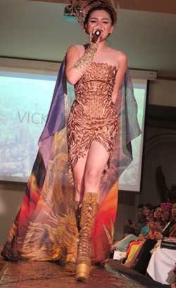 Foto: Vicky Shu Tampil Mempesona di New York dengan Dress Garuda
