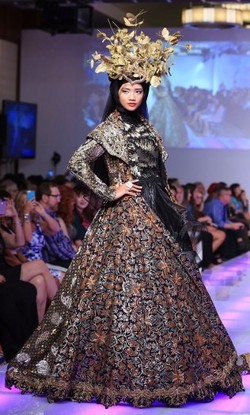 Sarah Azka Banjir Pujian Pakai Baju Karya Anniesa Hasibuan di NY