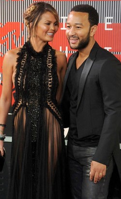 Takut John Legend Selingkuh, Chrissy Teigen Tak Mau Sewa Pengasuh Cantik