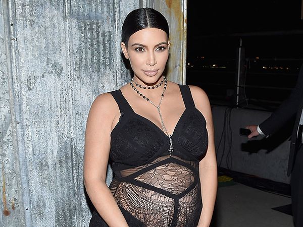 Hamil Besar, Kim Kardashian Tetap Seksi Berbaju Menerawang