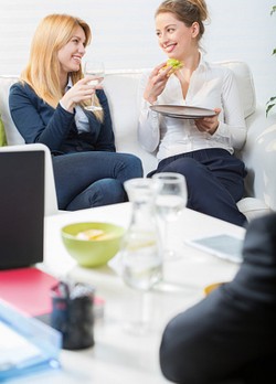 Trik Pilih Camilan dan Tahan Nafsu Ngemil Saat di Kantor