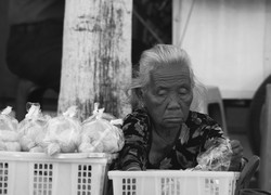 Nenek Penjual Onde-Onde