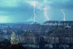 Lagi Hiking, Turis Australia Diduga Tewas Tersambar Petir