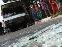 Kopaja Tabrak Avanza dan Pemotor di Warung Buncit
