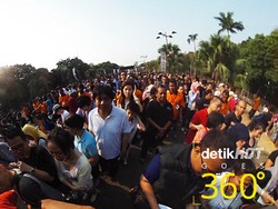 Throwback: Puluhan Ribu Fans Bon Jovi Banjiri GBK