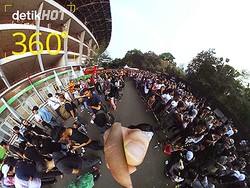 Throwback: Antrean Penonton Mengular di Konser Bon Jovi Jakarta