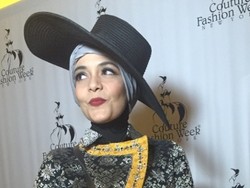 Lula Kamal Pukau Perhatian Penonton di New York Couture Fashion Week