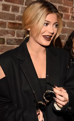 Cantik, Kylie Jenner Tampil dengan Makeup Minimalis dan Pakaian Tertutup