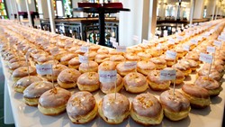 Tumpukan Donat Tertinggi dan Kotak Donat Terbesar Pecahkan Rekor Dunia