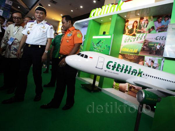 Jonan Tinjau Pameran Transportasi Indonesia