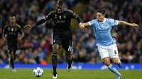 Paul Pogba berusaha melewati Samir Nasri. Phil Noble/Reuters/detikFoto.