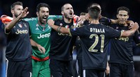 Gianluigi Buffon dkk merayakan kemenangan. Dengan hasil ini, Juve sementara menduduki posisi kedua di klasemen sementara Grup D dengan poin tiga. Sementara City di urutan ketiga dengan poin nol. Phil Noble/Reuters/detikFoto.