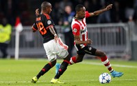 Ashley Young berebut bola dengan Joshua Brenet dalam pertandingan yang dihelat di Philips Stadion, Rabu (16/9) dinihari WIB. Michael Kooren/Reuters/detikFoto.