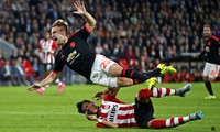 Luke Shaw ditekel oleh Hector Moreno di menit ke-14. Akibat tekel tersebut, Shaw diduga mengalami cedera serius. Andrew Couldridge/Reuters/detikFoto.