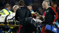 Luke Shaw ditandu meninggalkan lapangan. Andrew Couldridge/Reuters/detikFoto.