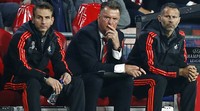Louis van Gaal (tengah) tampak serius mengamati jalannya pertandingan. Andrew Couldridge/Reuters/detikFoto.
