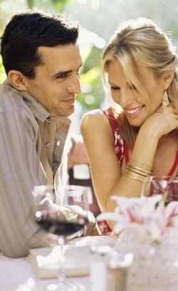 Pria Perlu Tahu, Ini Pembahasan Favorit Wanita Saat Kencan