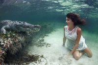 Aksi Gila nan Mengagumkan Model Cantik dengan Buaya