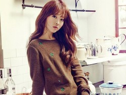 Park Bo Young Pose dengan Rok Pendek di Dapur