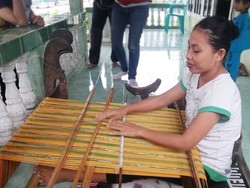 Di Desa Ini, Hampir Semua Wanita Pintar Menenun Sejak Kecil