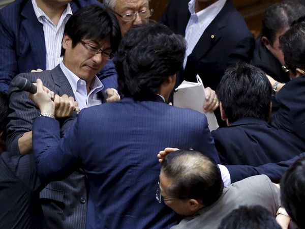 Kericuhan Terjadi di Parlemen Jepang