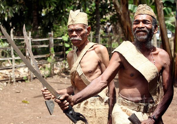 Mengunjungi Suku Kabola di Kampung Tradisional Monbang