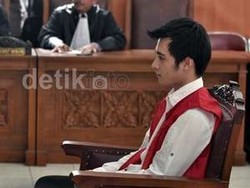 Eza Gionino Divonis Empat Bulan Rehabilitasi