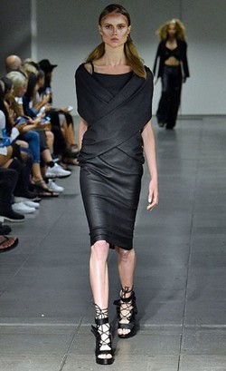 Fashion Show Ini Tampilkan Model dengan Contouring Berantakan