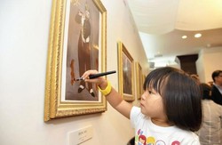 Wow! Konsumen Boleh Mencoret-coret Dinding hingga Lantai Kafe Ini