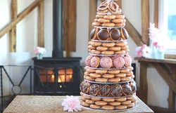 Ide Kue Ulang Tahun Serba Donat, Bentuk Menara hingga Kotak