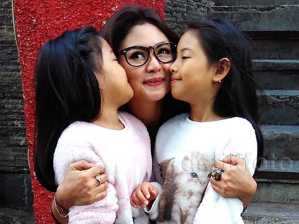 Vitalia Sesha dan 2 Putri Kesayangannya