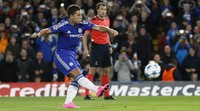 Di menit kelima Chelsea mendapat kans emas untuk unggul lebih dulu ketika Willian dijatuhkan di area terlarang. Hazard yang maju sebagai eksekutor gagal menunaikan tugasnya setelah bola sepakannya membentur mistar dan melayang ke atas. Stefan Wermuth/Reuters/detiKFoto.