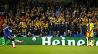 Willian melepaskan tendangan yang berbuah gol ke gawang Maccabi Tel Aviv di menit ke-15. John Sibley/Reuters/detiKFoto.