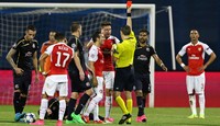 Jelang turun minum, Arsenal harus kehilangan Olivier Giroud yang diusir wasit karena menerima kartu kuning kedua. Matthew Childs/Reuters//detikFoto.