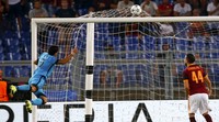 Luis Suarez menyundul bola yang berbuah gol ke gawang Roma di  menit ke-21. Tony Gentile/Reuters/detikFoto.