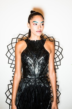 Yang Unik dari NYFW, Gaun Keluar Sayap Saat Pemakainya Merasa Tegang