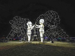 Patung Bayi Raksasa di Tengah Gurun Pasir