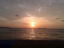 Terpesona Sunset Cantik di Pantai Sorong, Papua