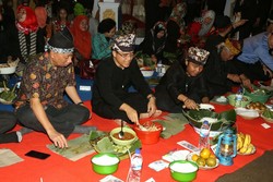 Tradisi Unik di Banyuwangi, Suguhan 3.000 Nasi Tumpeng & Pecel Pitik