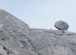Ajaib! Papua Punya Batu yang Melawan Gravitasi
