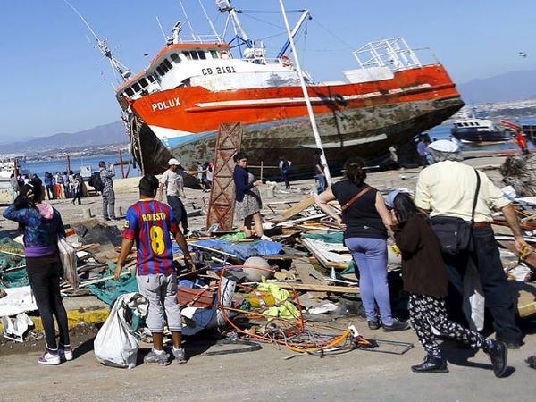 Tsunami Seret Kapal Hingga ke Daratan